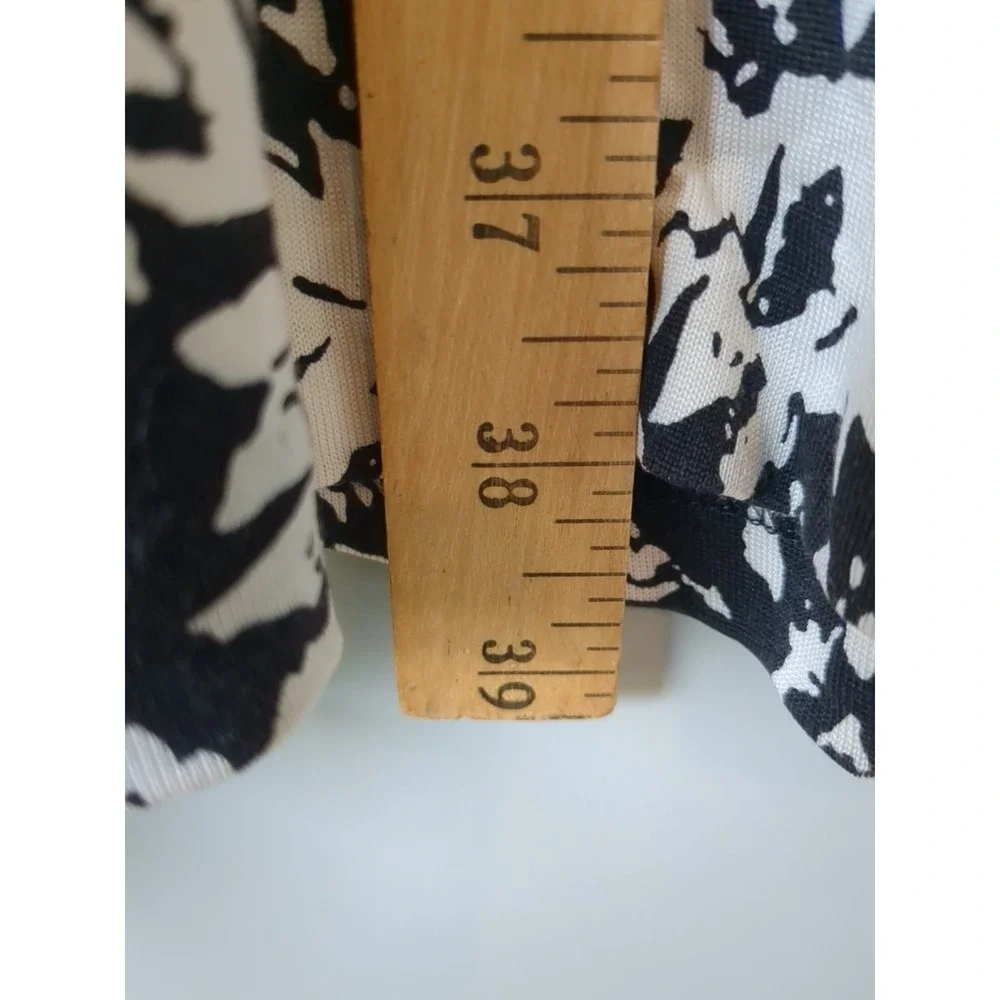 Diane Von Furstenburg Vintage Size 6 100% Silk Wrap Floral Dress‎